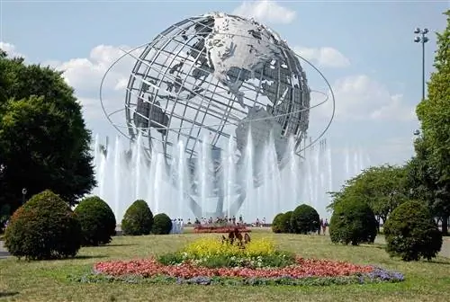 площадь с травой деревья фонтан в форме планеты земля