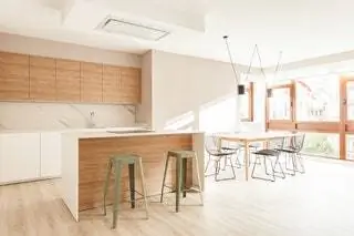 Arquitectura denbspborjavildosolaarquitectura за дизайн этой кухни от дистрибьютора Chiqui Sarón…