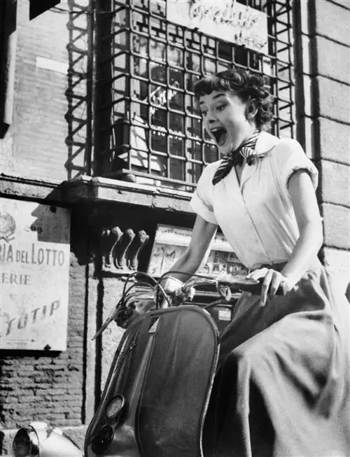 одри хепберн на мотоцикле римские каникулы vespa