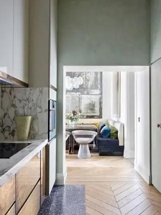 Лаура Гонслез разместила кухню у входа в старом коридоре, чтобы освободить место, и покрасила ее в зеленый цвет морской волны