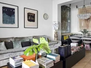 Гостиная с литографиями Пьера Сулажа и керамической лампой с блошиного рынка с абажуром от Equateur de Hermès