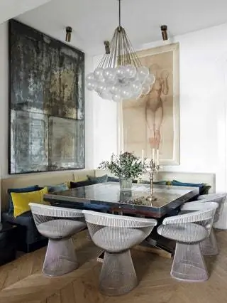 В столовой стол от Piet Hein Eek Platner, стулья от Warren Platner, скамья от архитектора и лампа Cloud 37 от…