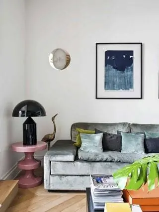 В гостиной диван и стол, спроектированные Гонзлезом, и стул Bishop от India Mahdavi с лампой Atollo от Oluce