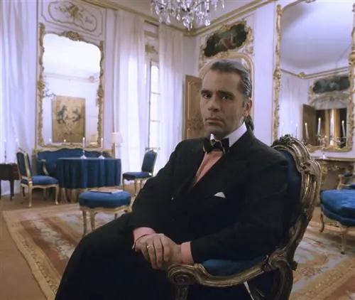 1983. Карл Лагерфельд в приемной особняка