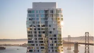 В башне сосуществуют более 300 частных роскошных квартир