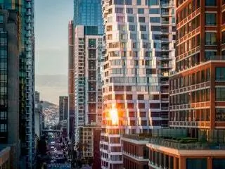 С этажей открывается вид на залив Сан-Франциско и мост, ведущий в Окленд