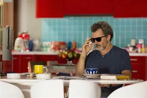 На кухне чашка Hermès, а на заднем плане тостер Smeg