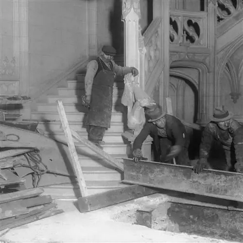 Рабочие сносят особняк Вандербильтов на Пятой авеню в конце 1920-х годов