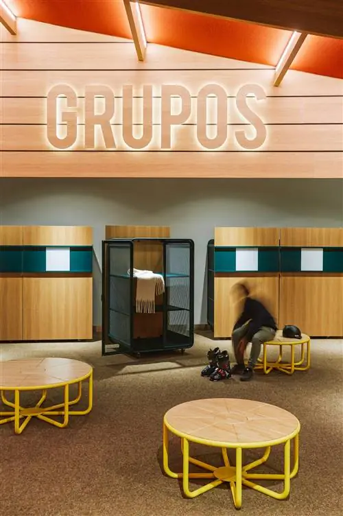 деревянные сиденья с металлической конструкцией желтого цвета акустический пол деревянная мебель и синие панели