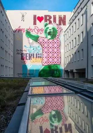 В одном из внутренних двориков берлинское граффити соответствует одному из самых «артистических» районов города