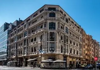 «Расположенный в Аламеда Рекальде, он широко известен как La Casa Gaudí из-за его безошибочного внешнего вида, который напоминает…
