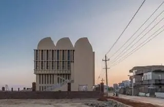 Студия архитекторов CWXD Architectural Firm получила особую комиссию, чтобы запечатлеть эту ностальгию по прошлому…