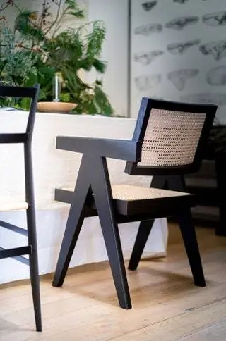 Для окружения стола эти профессионалы выбрали стулья Cassina, комплекс Capitol из дерева и ротанга, а также Zigzag…