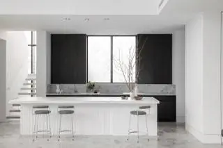 От белого к черному через серый. Ставка безошибочна, если вы ищете элегантность и современность, такие как…