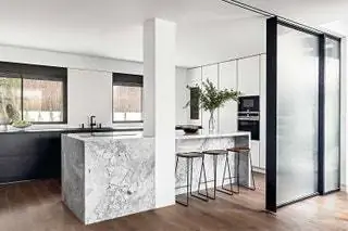 Строгий и безупречный, с использованием драгоценных материалов и вневременной мебели, этот дом в Мадриде спроектирован Лурдес Мартинес Ньето…