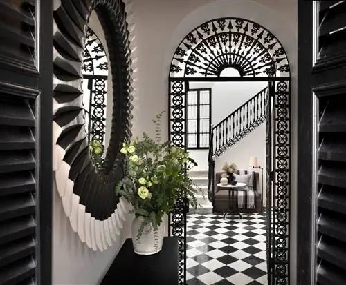 Старинный особняк в средневековом центре ВЕХЕР-де-ла-ФРОНТЕРА возвращается к жизни