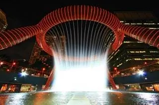 Этот бронзовый фонтан в Suntec City Singapore известен как Фонтан богатства и имеет…