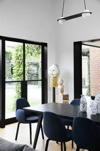 Монохромная палитра действует как чистый холст для размещения различных частей