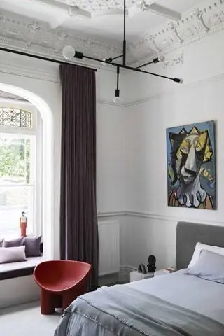 В подростковых комнатах был выбран темно-синий цвет охры и лаванды. Скамейка у окна - это…