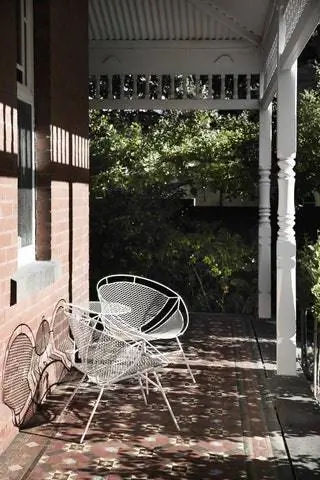 Крыльцо сохранилось в том виде, в каком оно было задумано в то время