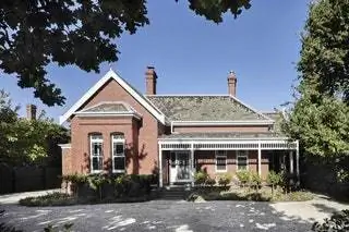 Дом был построен вместе с двумя другими такими же в конце 19 века. Алекс Хопкинс и его команда провели…