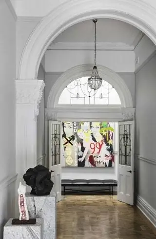 Величественный фасад, грандиозная арка в холле, витражи и потолки с геометрическим орнаментом - четыре…