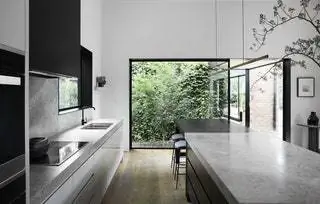 Стоун - главный герой кухни Синьорино. Непринужденный и уютный остров - любимое место всей семьи…