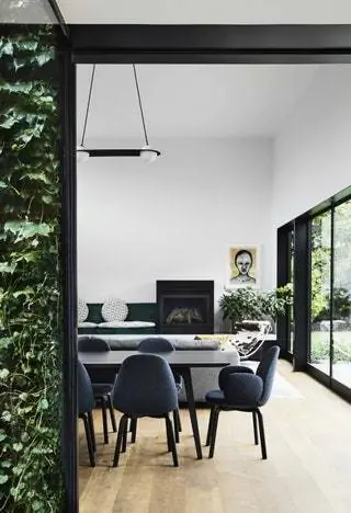 Обеденная зона получает много естественного света снаружи