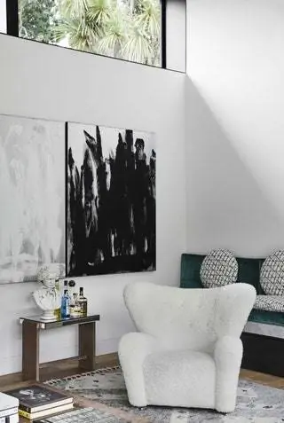 В гостиной пышное кресло «Усталый человек» вдохновлено ощущением соседних произведений искусства и скамейки…