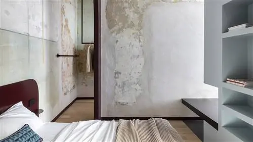 Пол, который показывает, что ободранные и незавершенные стены также вариант