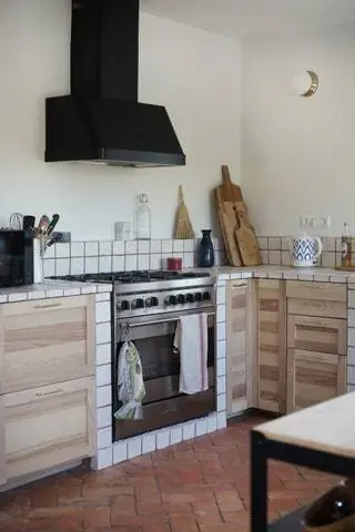 Совершенно новая кухня сочетает в себе керамическую плитку с деревом в очень винтажном деревенском стиле