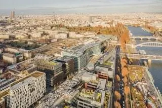 Раскинувшаяся на площади 23 000 м2 новая штаб-квартира группы Le Monde теперь объединяет 1 600 сотрудников в…