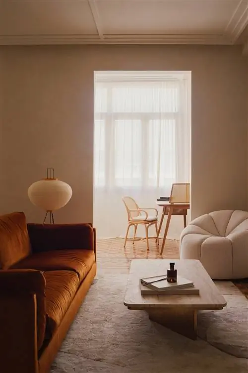 В столовой есть небольшая галерея, в которой установлен письменный стол, чтобы владелец мог…