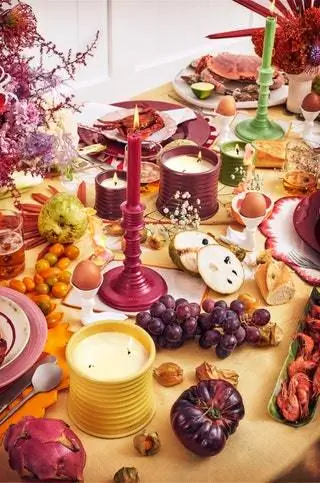 Овальное изделие из матового фарфора неправильной формы от SUMISURA by ROYALE доступно в ACME HOSTELERIA Тарелка Aretha от EL CORTE…