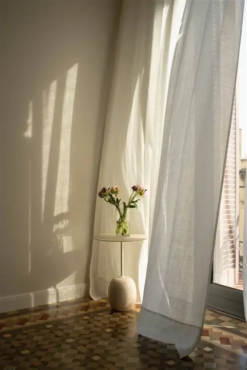 Вдоль пола гидравлика прошлых лет, которую Astet Studio сохранила, образуя визуальные ковры