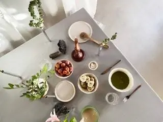 Шаги Нарежьте лук и лук-порей и обжарьте их в кастрюле с небольшим количеством оливкового масла. Когда они начнут размягчаться, добавьте…