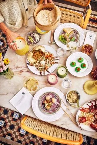 Для сервировки стола с Loewe она выбрала Ivy Loucious Pea и медонос, три мягкие и легкие свечи…