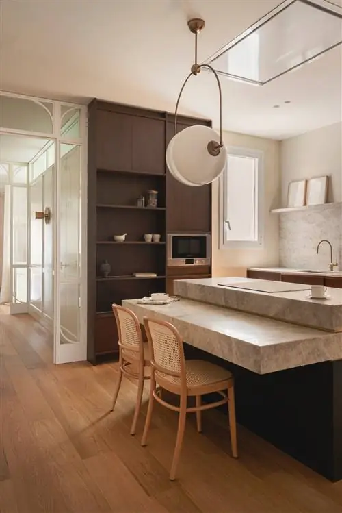 Кухня апартаментов обставлена культовыми стульями Thonet из натурального дуба