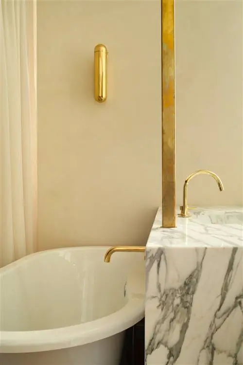 Это монолитная мраморная раковина Calacata, одна из самых популярных вещей в ванной комнате