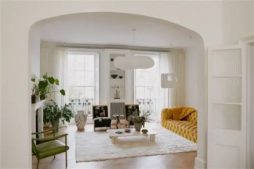 перспективная гостиная с желтым диваном, зеленым креслом и белыми стенами