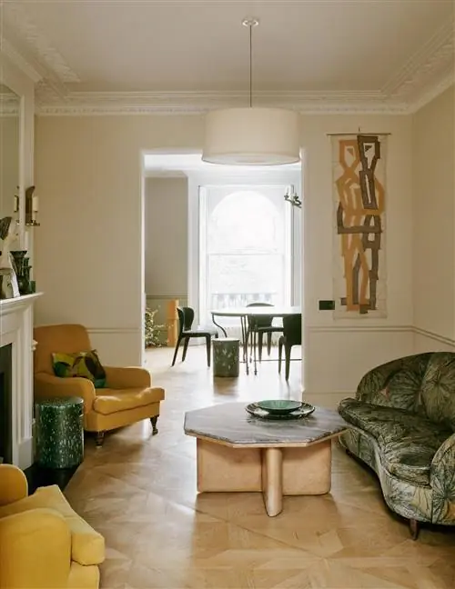 гостиная с двумя креслами, диваном и журнальным столиком