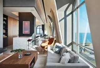 Шарлин Янг из Symbiotic Living работала над дизайном интерьера этой квартиры вместе с Wheeler Kearns Architects