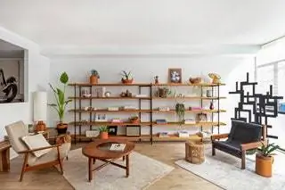 Этот лофт может быть поперечным сечением европейского дизайна 20-го века, а не жилым домом, которым он является…