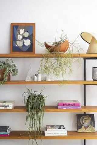 На полке из цельного дерева и стали VIA by Objects, разработанной Карме Пинос, мы находим керамические изделия…