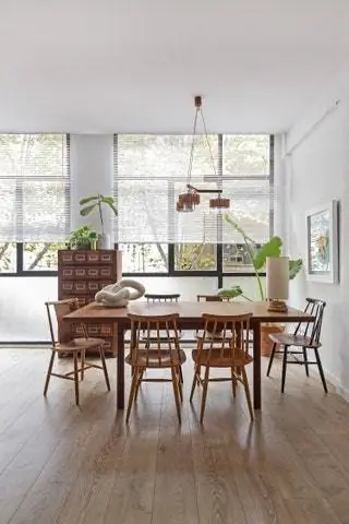 Обеденная зона - настоящая дань скандинавскому дизайну интерьера второй половины 20 века. Стулья - это…