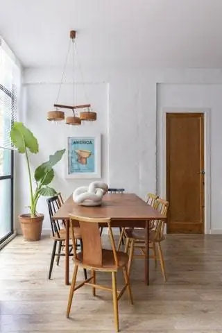 Стол скандинавский от Noak Room 6070-х годов, а с потолка свисает скандинавская лампа 6070-х…