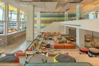 W Lounge отдает дань уважения архитектуре и связи острова с природой, представленной через… W Lounge отдает дань уважения архитектуре и связи острова с природой, представленной через…