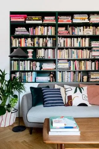 На диване от Habitat подушки в полоску от Zara Home с принтом Ferm Living из бархата от Hay en Yoox и с чехлом…