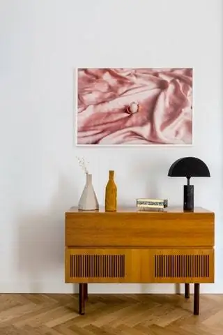 В гостиной буфет Nordic с лампой от HK Living in Rue Vintage 74, вазой и керамической бутылкой от Paola Paronetto в…