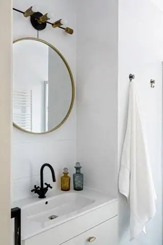 В ванной комнате с полотенцами из египетского хлопка Zara Home едва вмешался ремонт и поставили лампу…